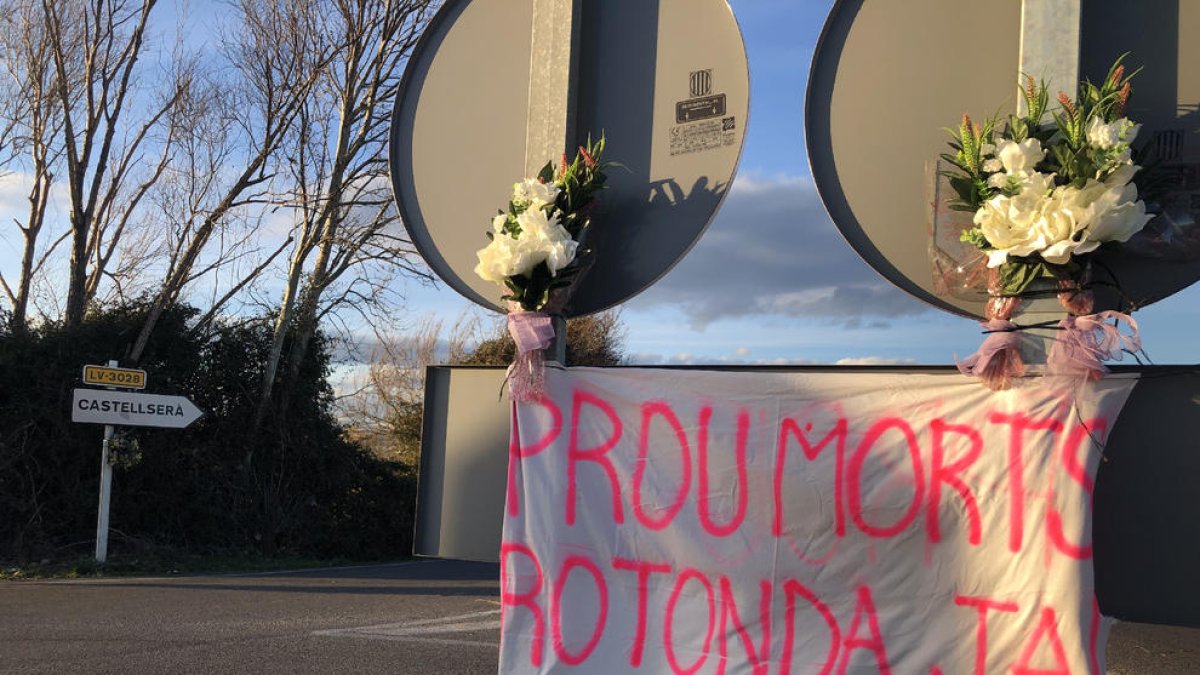 Pancarta i flors per les tres víctimes mortals de l’11 de març passat a la C-53 a la Fuliola.