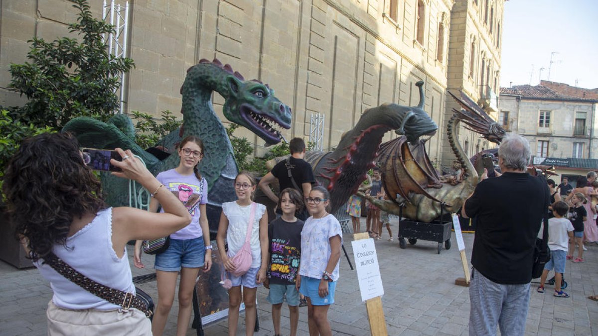 La plaza Universitat acogió ayer por la tarde la ‘plantada’ de las seis figuras participantes en esta edición de la Trobada de Bèsties de Foc.