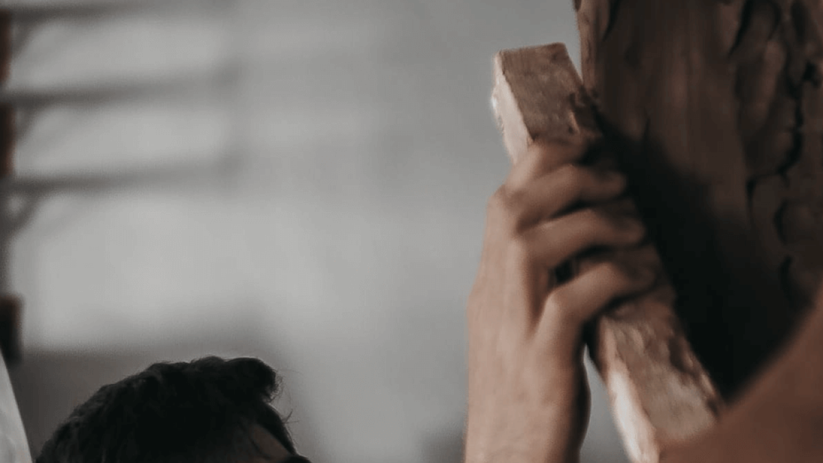 Jordi Arnau Espuga treballant en una de les seues figures al taller.