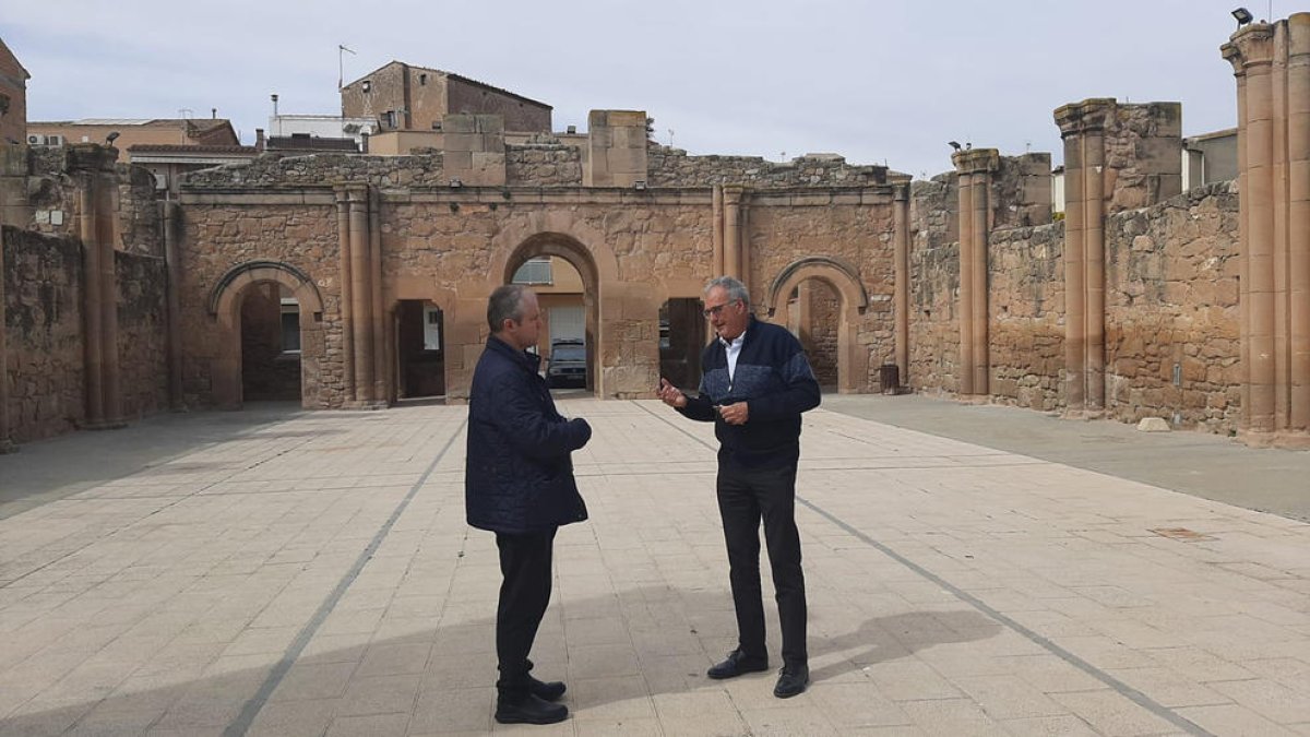 El rector de la parròquia, Adrián Burca, i Mario Urrea, alcalde.