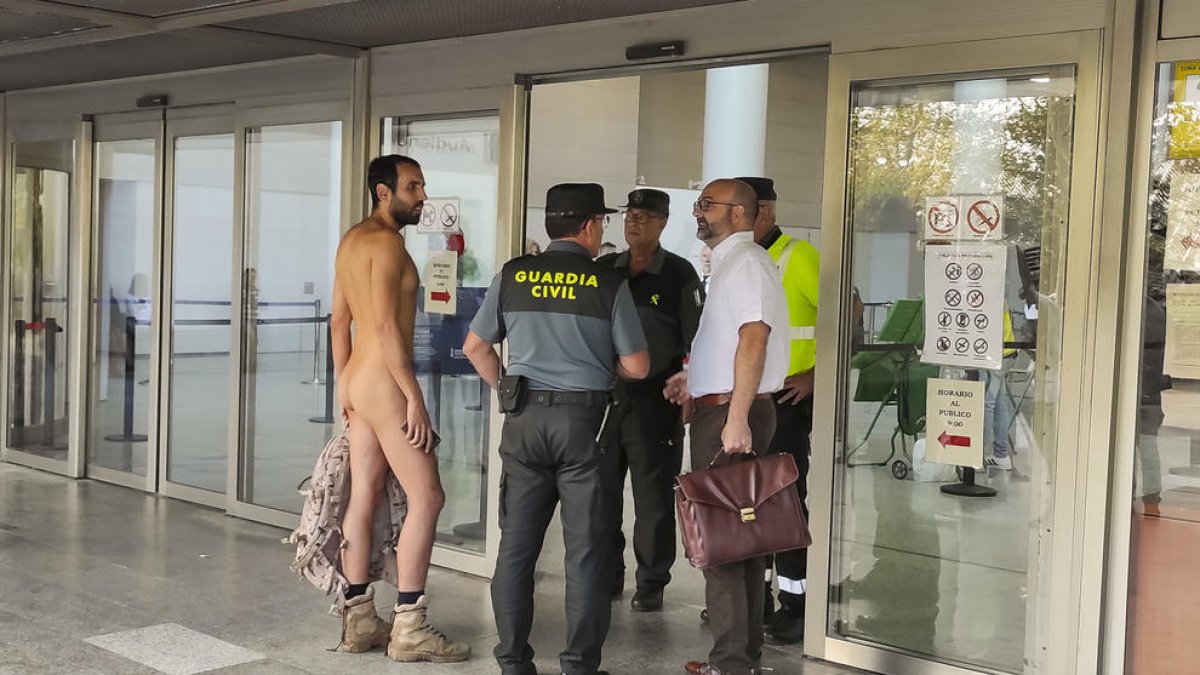 Un jove intenta accedir nu a un judici per exhibicionisme