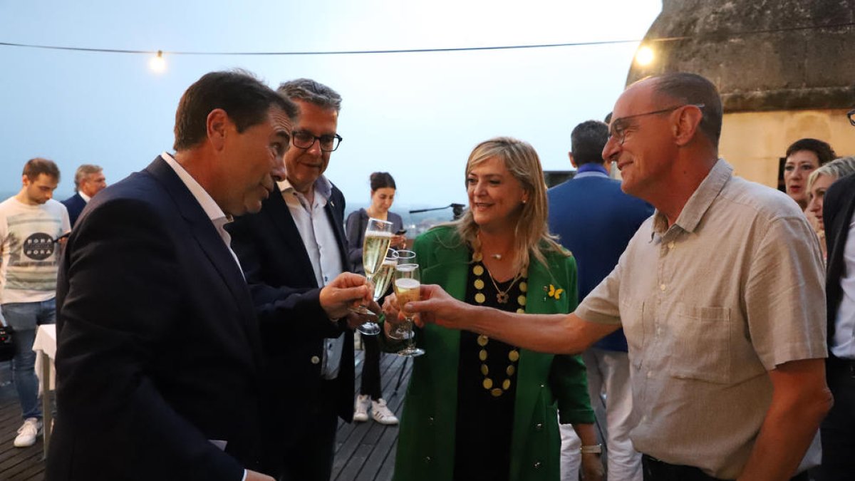 Jordi Finazzi, Joan Talarn, Violant Cervera i Miquel Pueyo brinden a la Seu Vella.