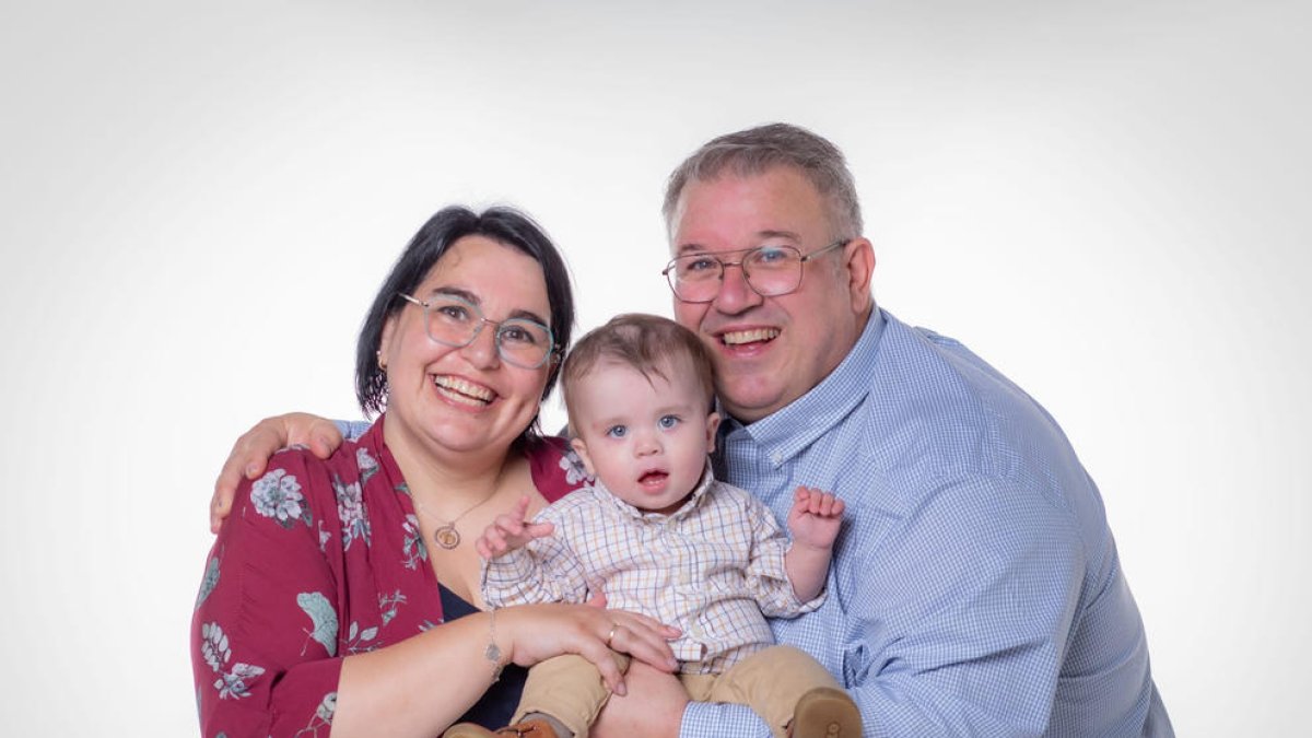 El petit Dídac, de 18 mesos, amb els seus pares, Eva i Esteve.