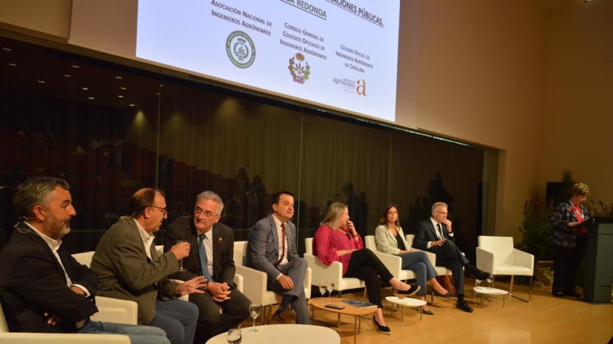 Alejandro Jesús Calvo, Carmel Mòdol, Joaquín Olona, Francisco Martínez Arrollo, Eva Hita, Inés Santé i Roger Llanes en una taula del congrés d'enginyers agrònoms celebrada a Lleida.