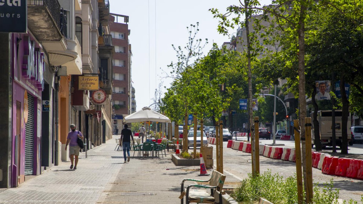 Las aceras ampliadas se abrieron ayer al público y algunos bares incluso colocaron terrazas.