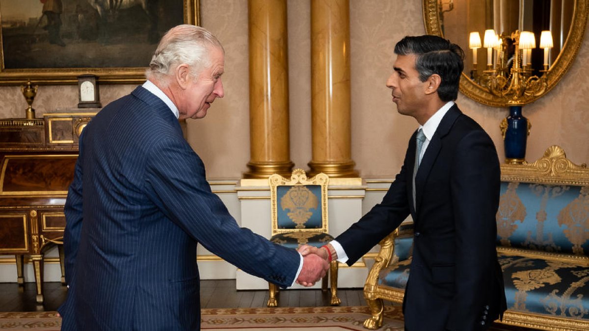Sunak recibió ayer el encargo del rey Carlos III de formar un nuevo gobierno en Reino Unido.