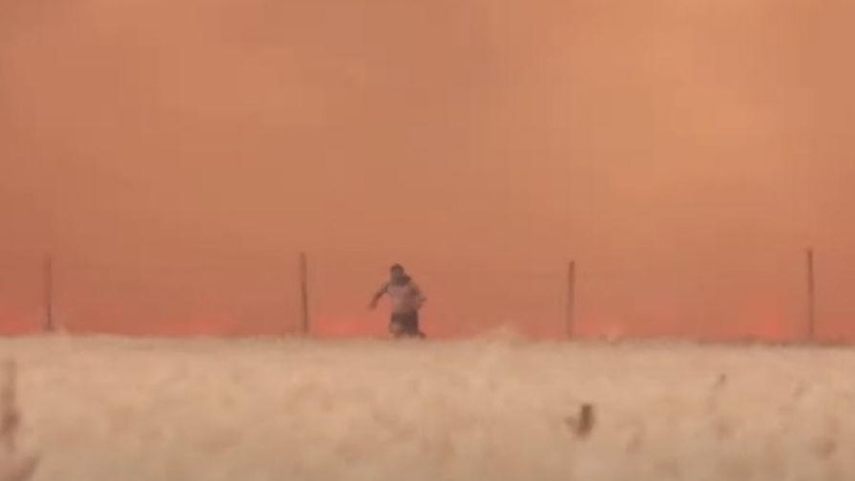 Imagen de Ángel Martín saliendo entre las llamas.