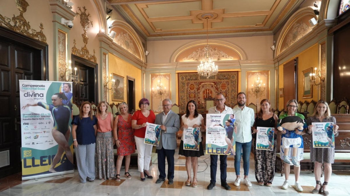 Representants de la Paeria i de l’organització, amb el cartell i la mascota del campionat.