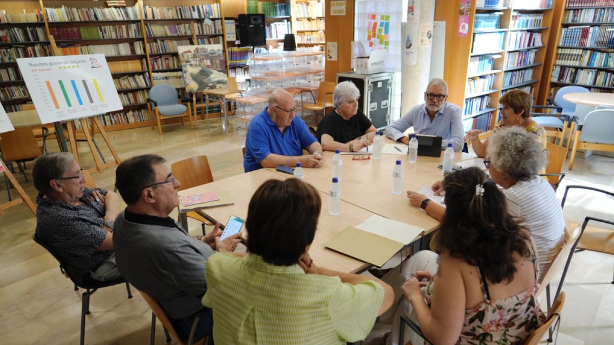 Larrosa y Valls se reunieron con la asociación de vecinos de Balàfia, ayer en el centro cívico del barrio.