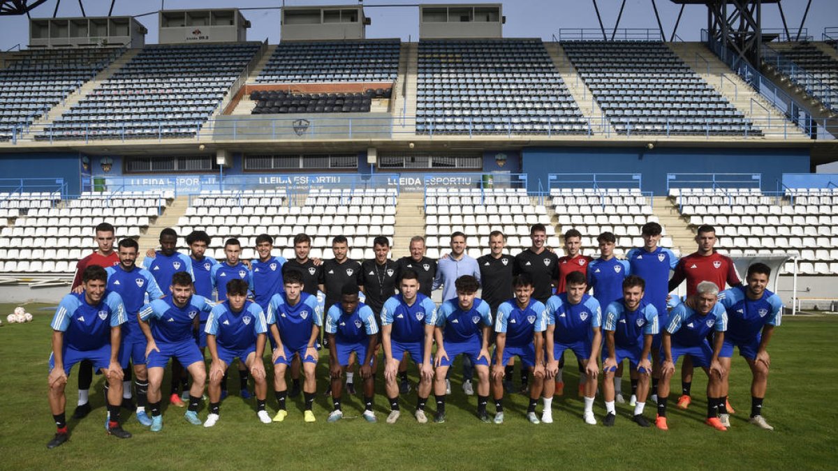 Els jugadors que han iniciat la pretemporada i l’staff tècnic van posar ahir al Camp d’Esports.