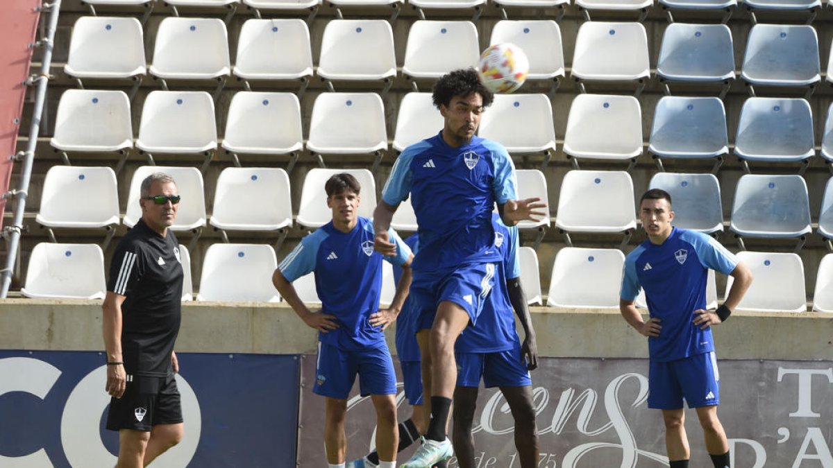 El francès Stevens Leleux colpeja la pilota de cap ahir durant l’entrenament.