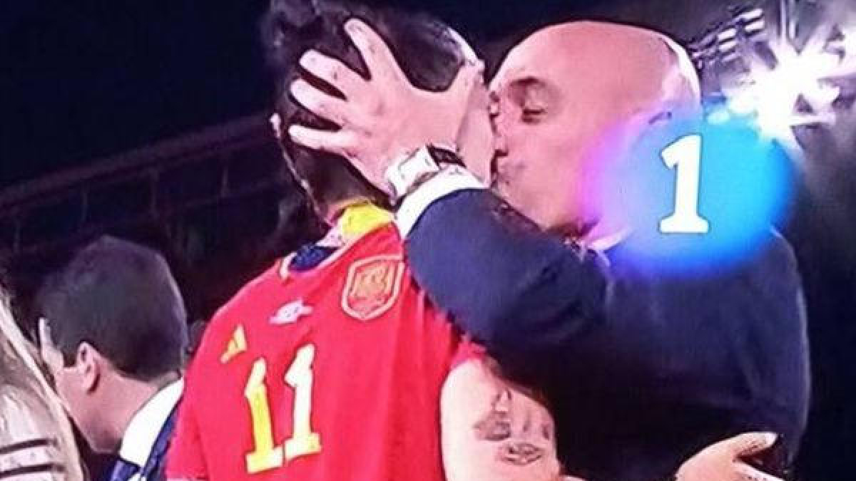 Rubiales va besar a la boca Jennifer Hermoso