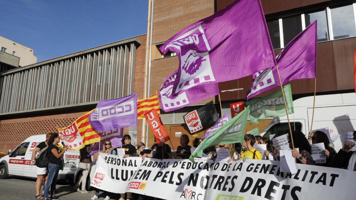 Protesta del personal laboral de atención a la docencia. Concentración ante la sede de Educación para reinvindicar que son “imprescindibles, no invisibles” y denunciar el “caos” de las adjudicaciones de plazas.