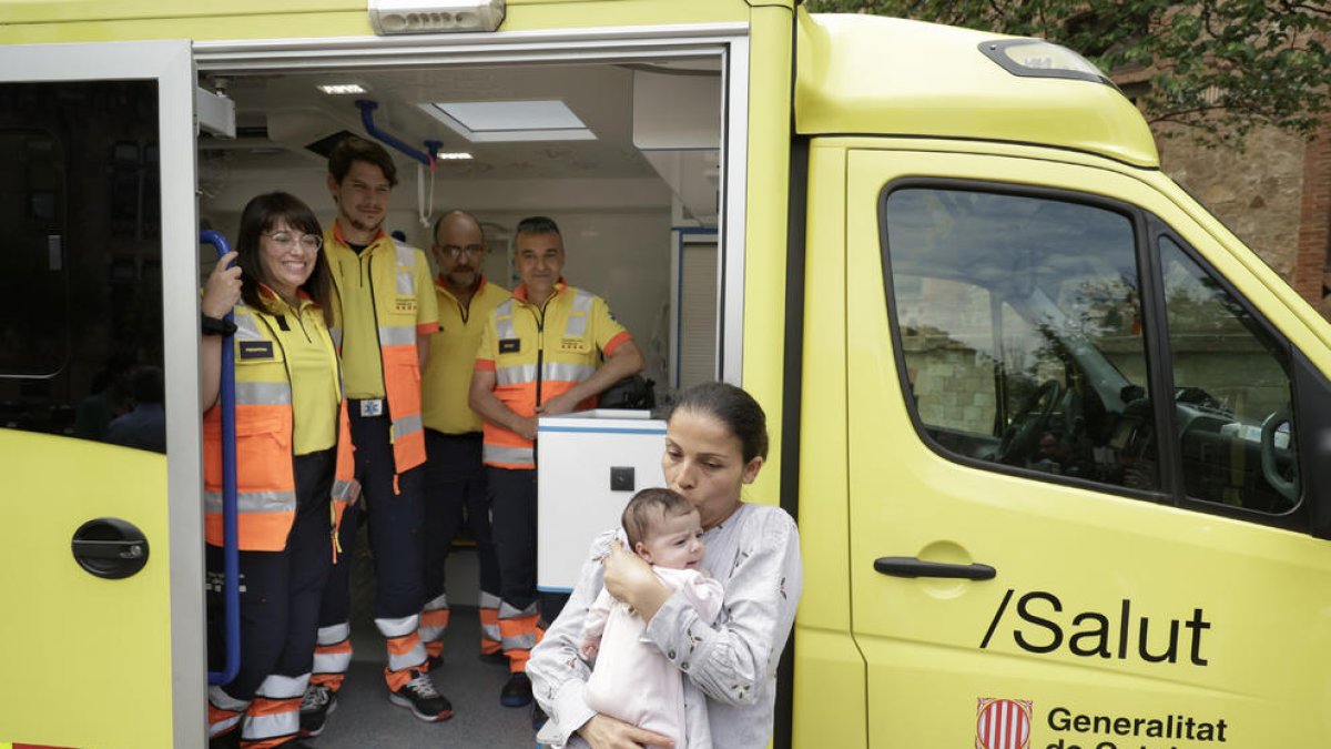 La pequeña Aisha en brazos de su madre Radya Bakkari.