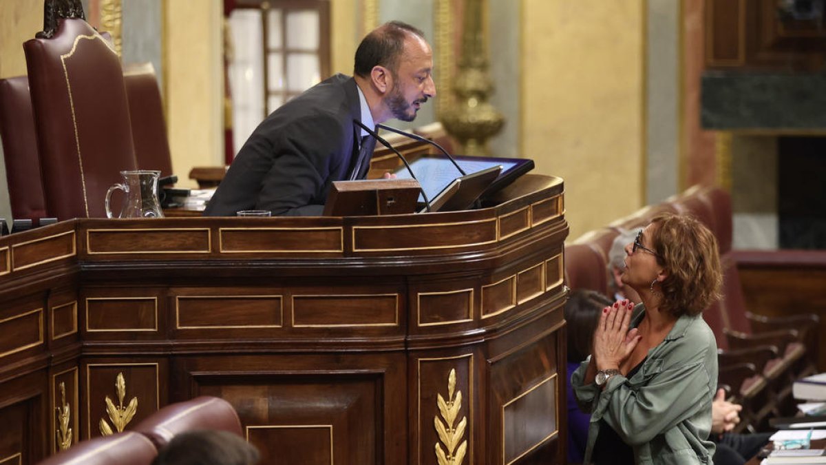 Montse Bassa al ser expulsada per parlar en català.