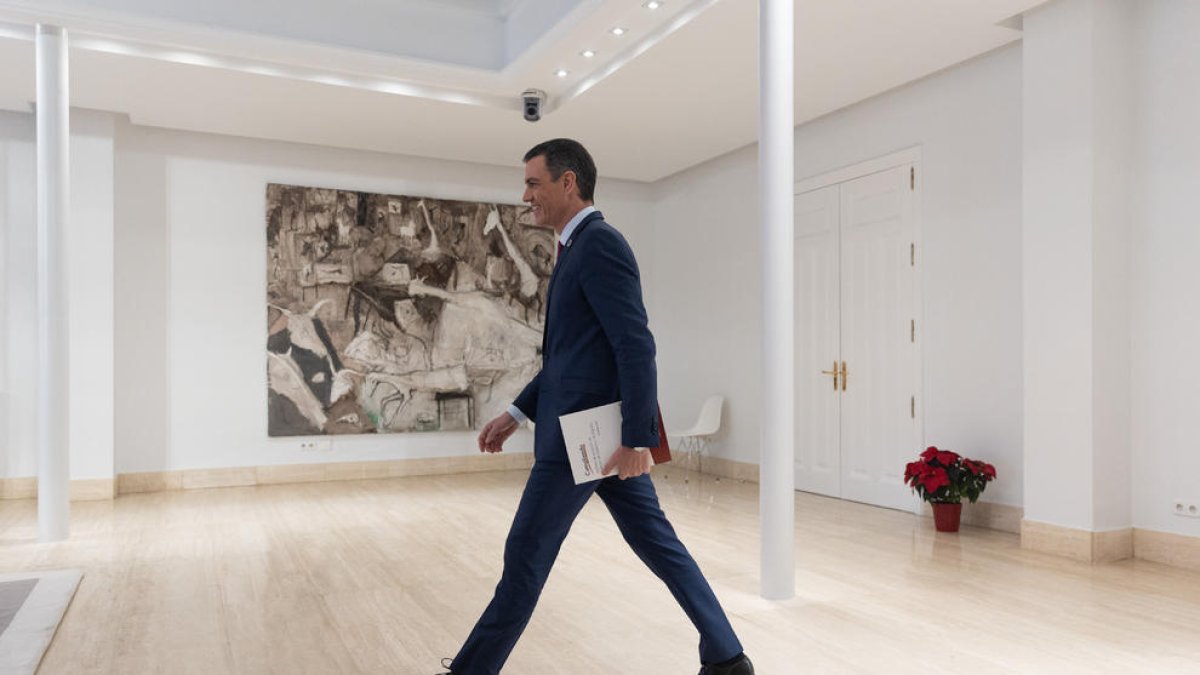 El presidente del Gobierno, Pedro Sánchez, a su llegada a una rueda de prensa tras el último Consejo de Ministros.