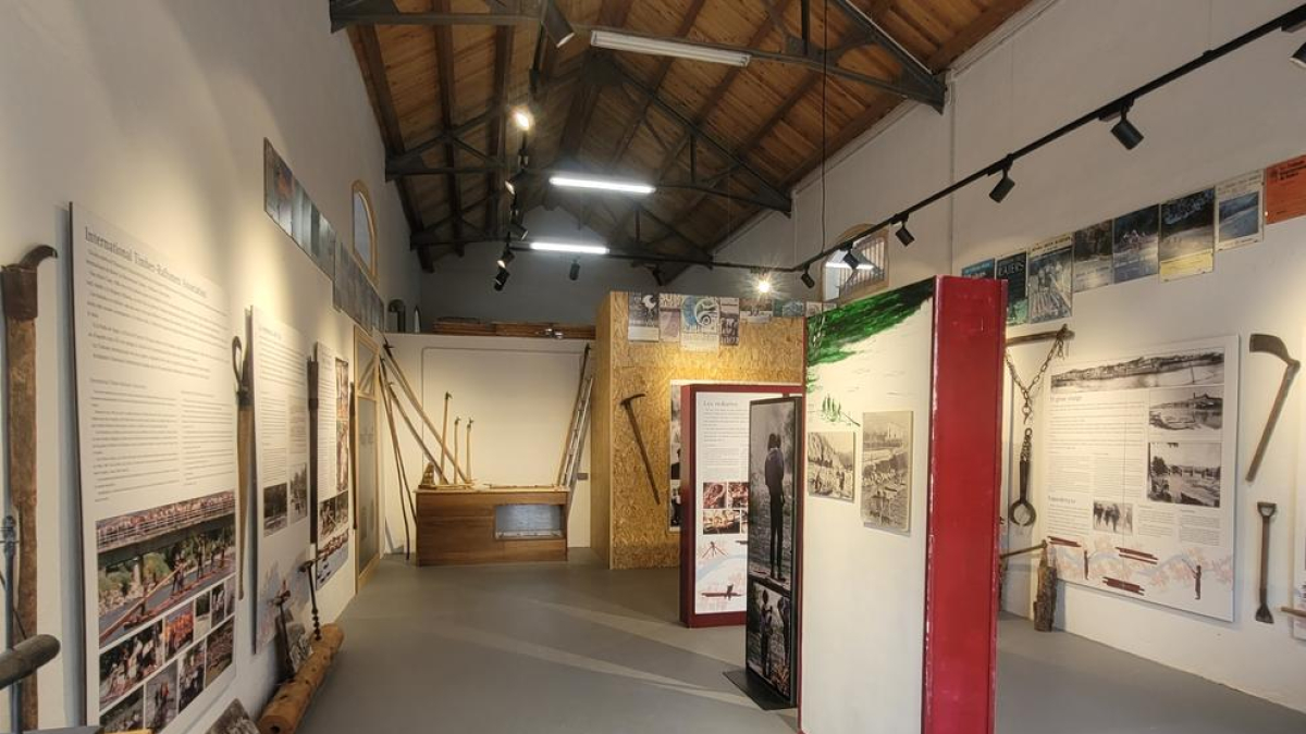 El nou espai raier compta amb panells de fotografies, cartells o eines per construir els rais.