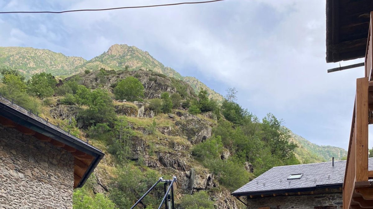 Rodatge d’altura - Un equip de Cupra ha traslladat un presèrie del model Tavascan al poble que li dona nom i la seua estació d’esquí per prendre unes imatges per les carreteres i els paisatges d’alta muntanya. Aquests fotogrames s’inclou ...
