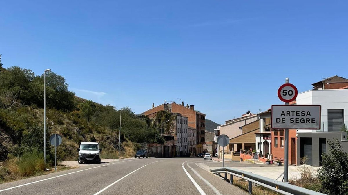 Uno de los accesos a Artesa de Segre por la C-14.