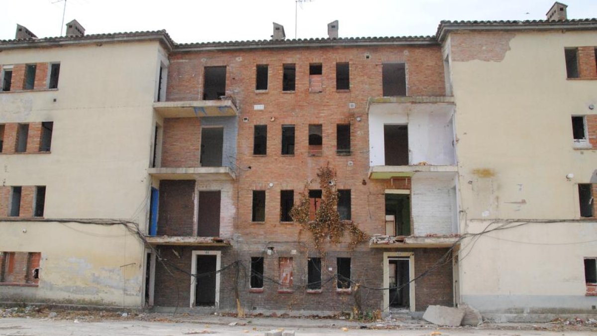 La demolició dels blocs es va iniciar amb treballs per desmantellar l’interior dels edificis.