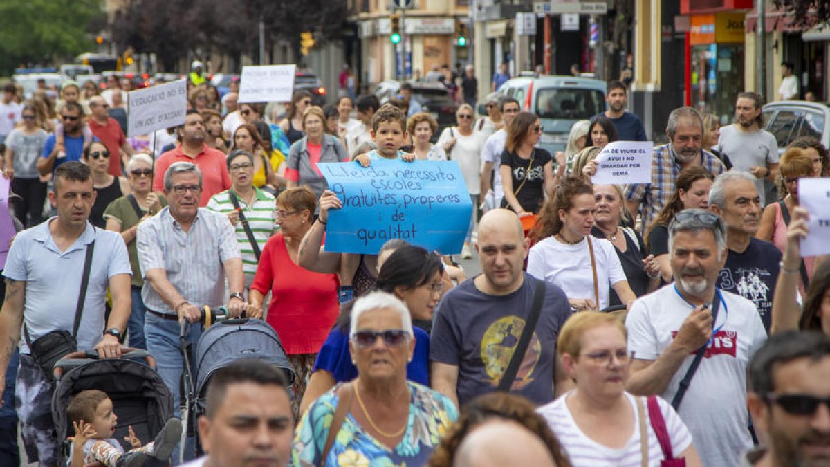 Famílies van protestar dilluns per reclamar poder triar col·legi.