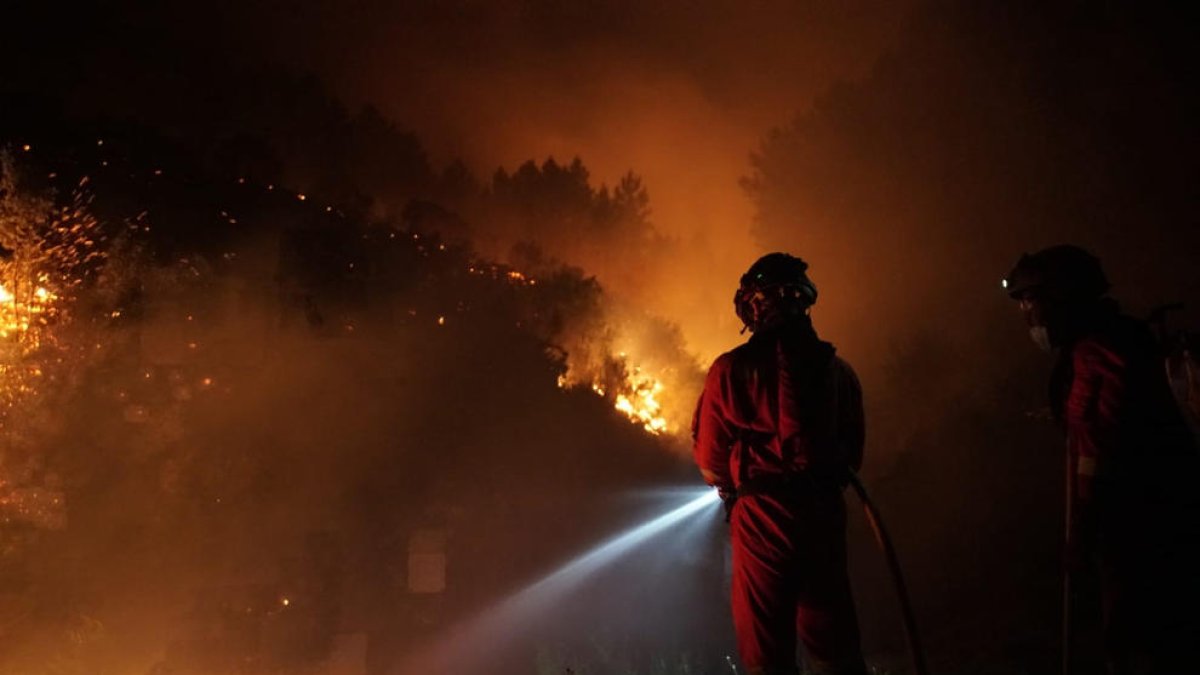 Un efectiu de l’UME batalla contra el foc que ha calcinat prop de 8.500 hectàrees a Càceres.