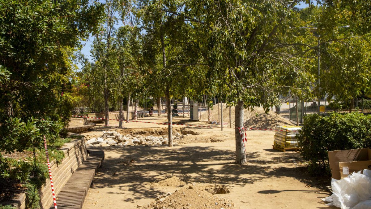 Obras de renovación de juegos infantiles en los Camps Elisis