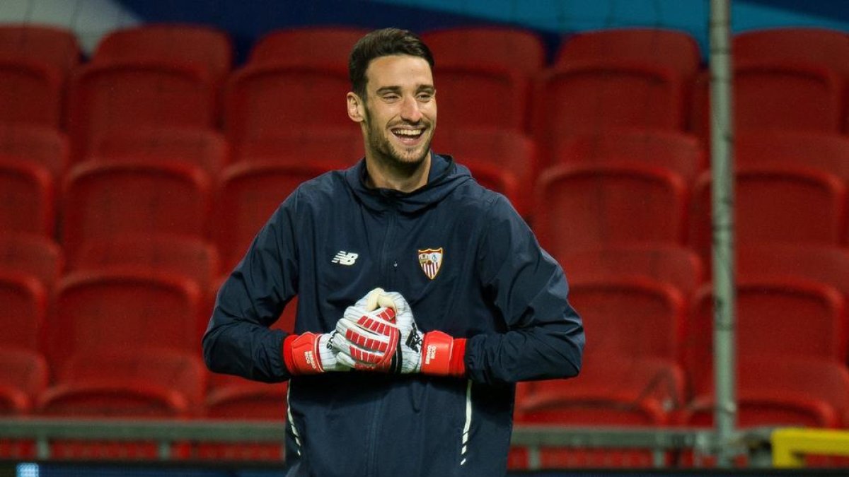 El futbolista Sergio Rico surt del coma, reconeix la seua família i es comunica amb gestos