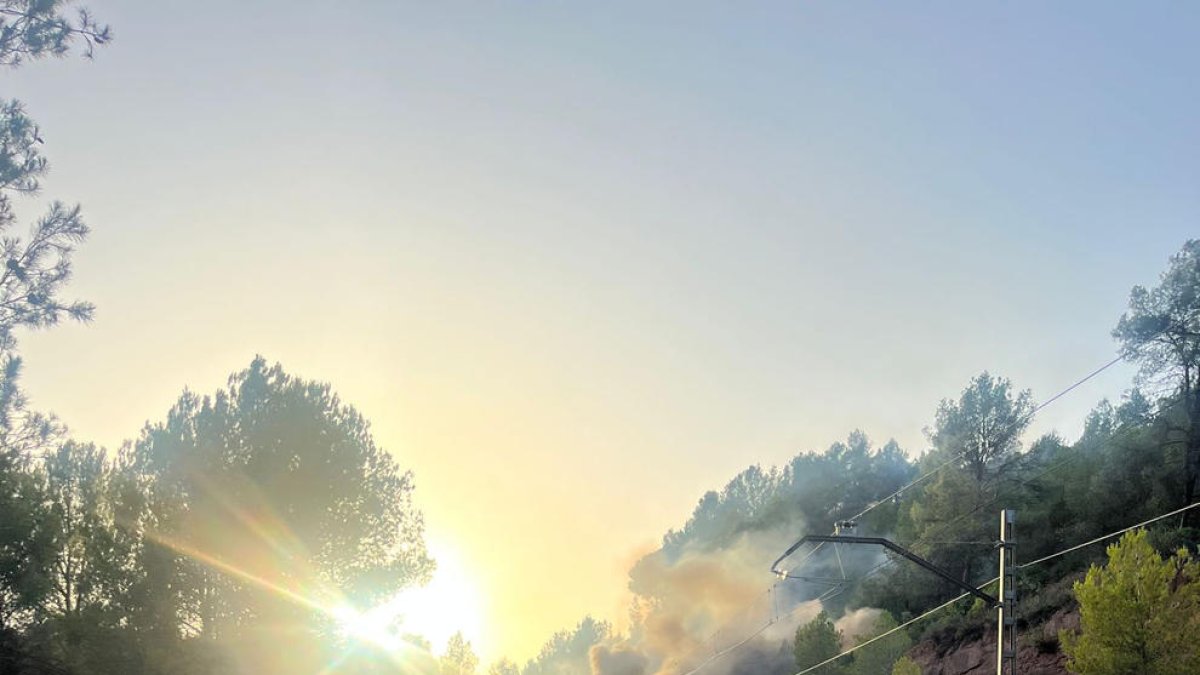 Vuit ferits per un foc a la línia de Manresa a Rajadell