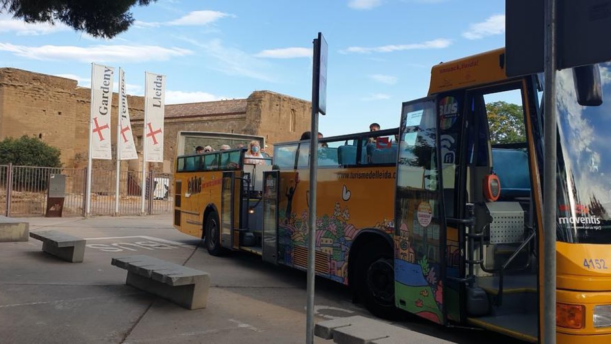 El bus turístico de Lleida, en el Castillo de Gardeny.