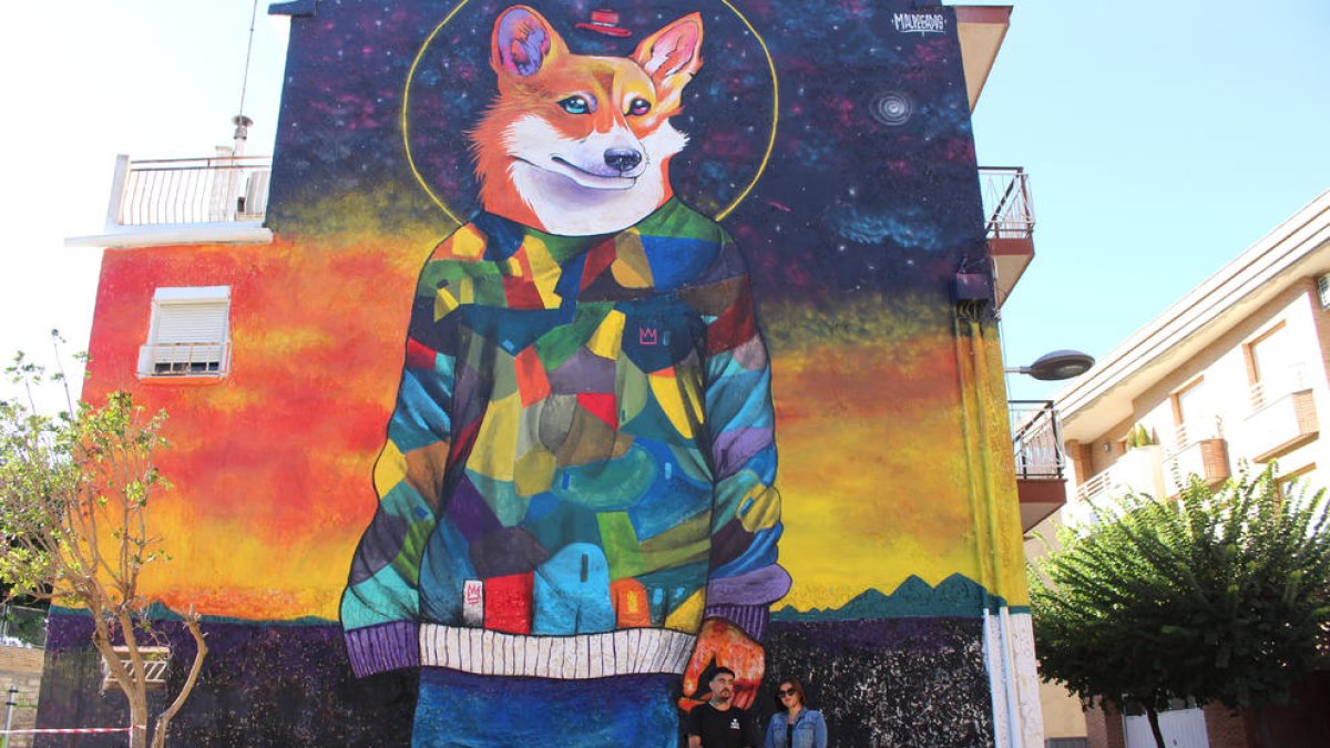 El artista ganador, Felipe Zúñiga, y la concejala de Juventud.