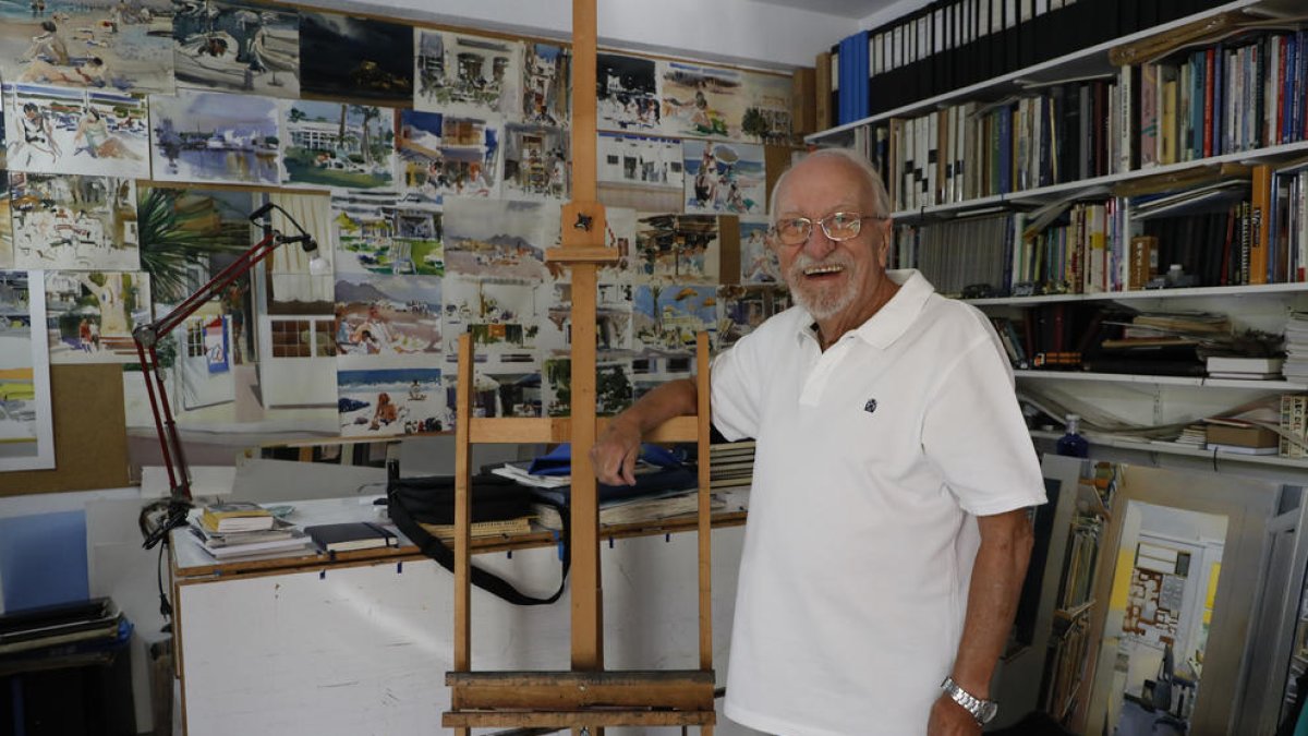 El pintor leridano Joaquín Ureña, ayer en una de las salas de su taller de trabajo.