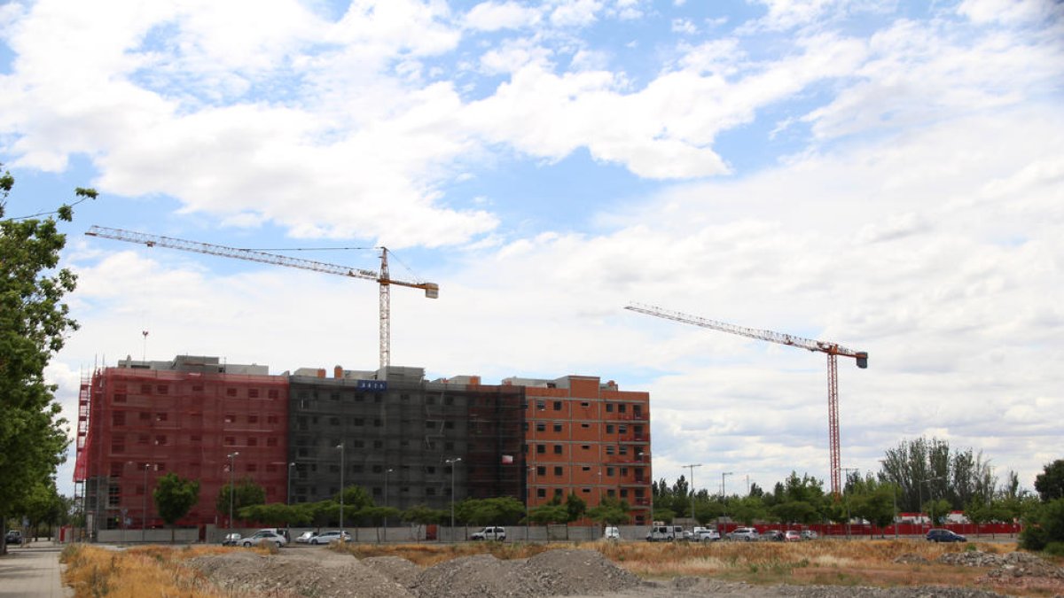 Un bloque de viviendas en construcción en la zona de expansión de Copa d’Or, ayer.