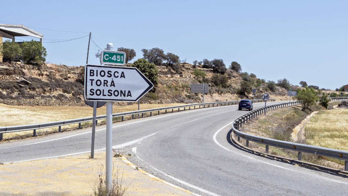 Un senyal de circulació mostra el camí de Torà, Biosca i la capital del Solsonès en la mateixa direcció