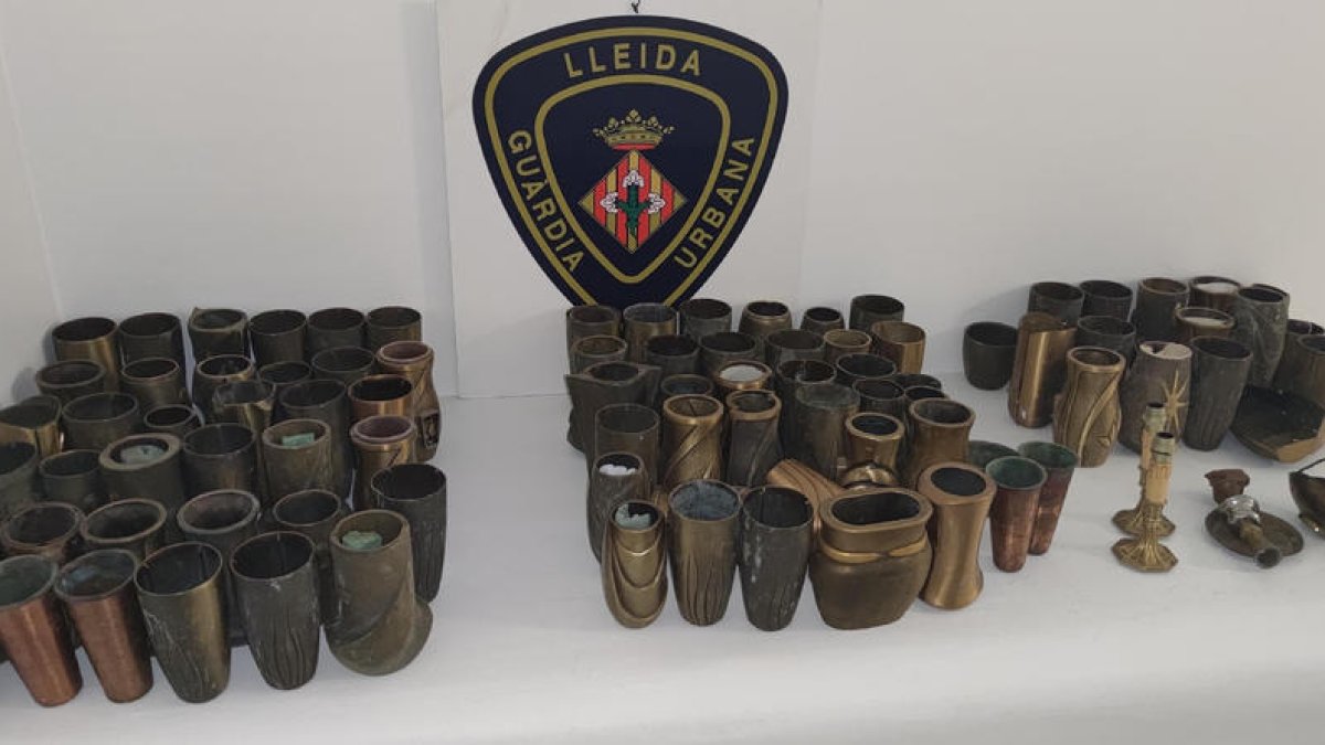 La Guardia Urbana encontró los objetos robados del cementerio en una chatarrería.