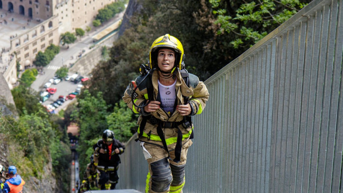 Més de 200 esportistes pugen els 2.180 esglaons de la carrera solidària Vertical Montserrat