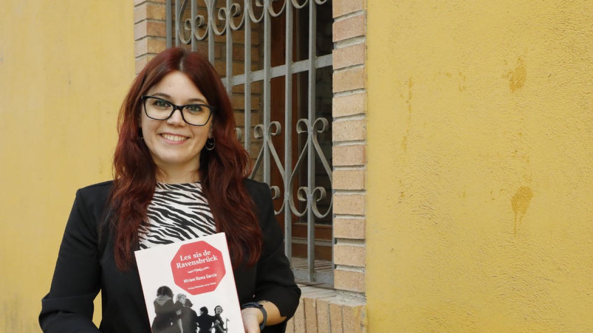 La historiadora Míriam Roma, amb el seu ‘Les sis de Ravensbrück’.