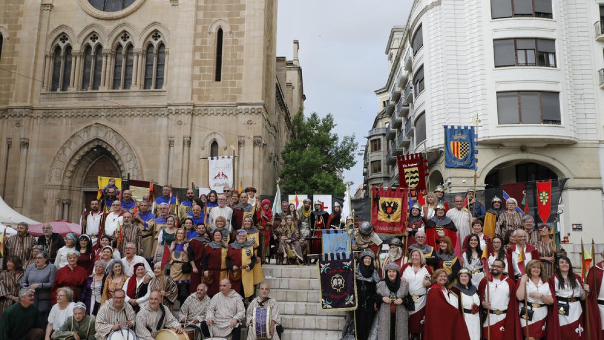 Representants de les comparses de Moros i Cristians, ahir a la plaça Sant Joan.