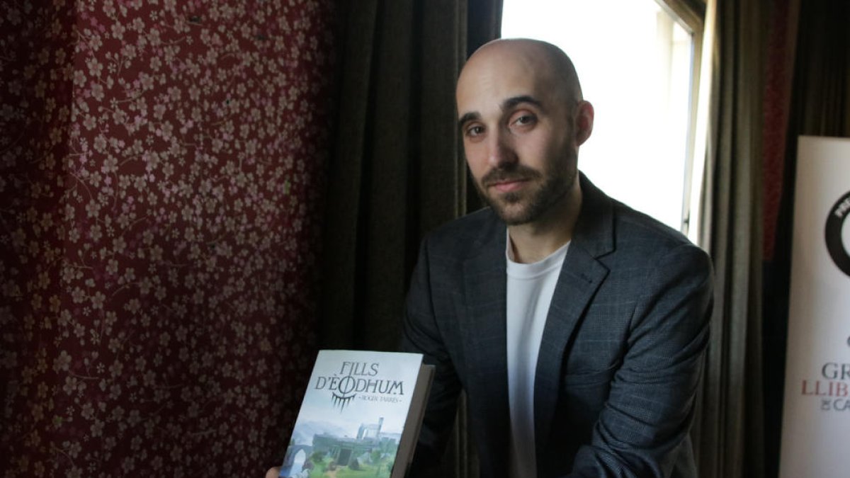 L’escriptor Roger Tarrés, la setmana passada al guanyar el Premi Llibreter amb la saga ‘Fills d’Èodhum’.