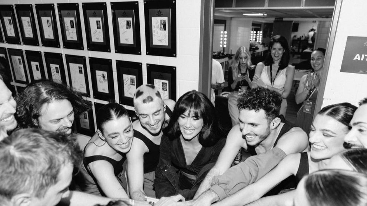La cantante Aitana y a su derecha Marshall Font, junto al elenco de bailarines de la gira ‘11 Razones’.