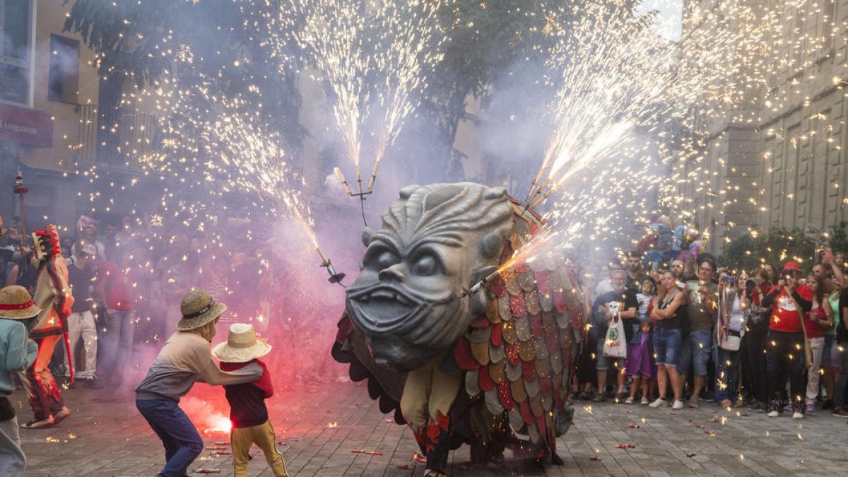 Més de 300 nens i nenes van gaudir ahir de la festa infantil de l’Aquelarre, l’Aquelarret, al centre de Cervera.
