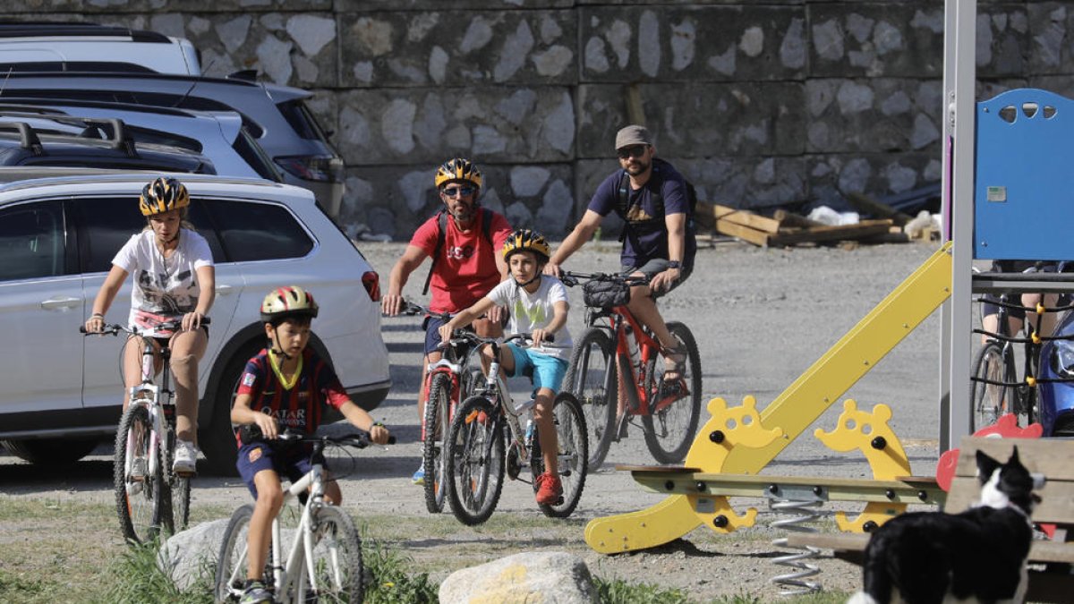 Turistas paseando en bici en La Guingueta, en el Pallars Sobirà.