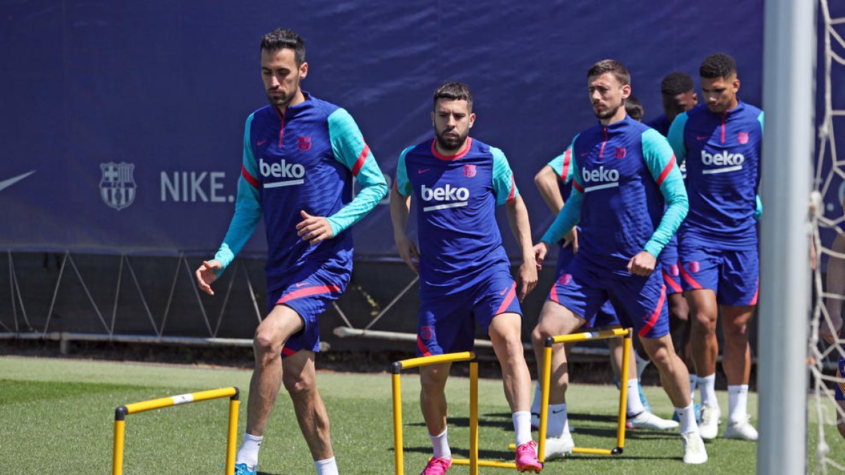 Busquets i Alba, en primer terme, en foto d’arxiu, podrien acabar jugant a Miami amb Messi.