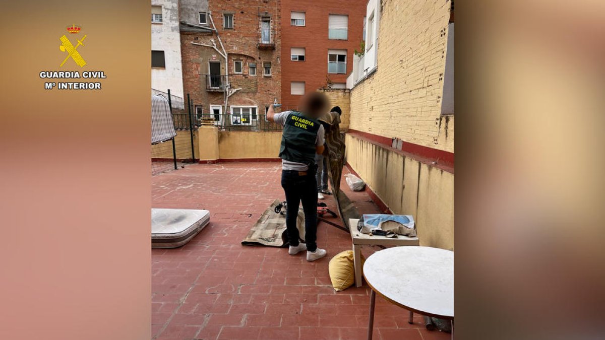 Imagen del registro el miércoles en el domicilio del arrestado.