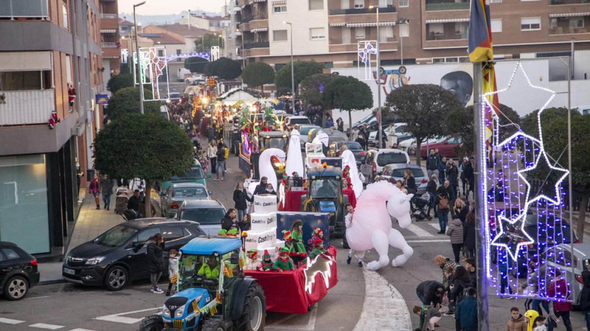 El Camarlenc va recórrer ahir els carrers de Torrefarrera acompanyat d'un seguici d'ajudants.