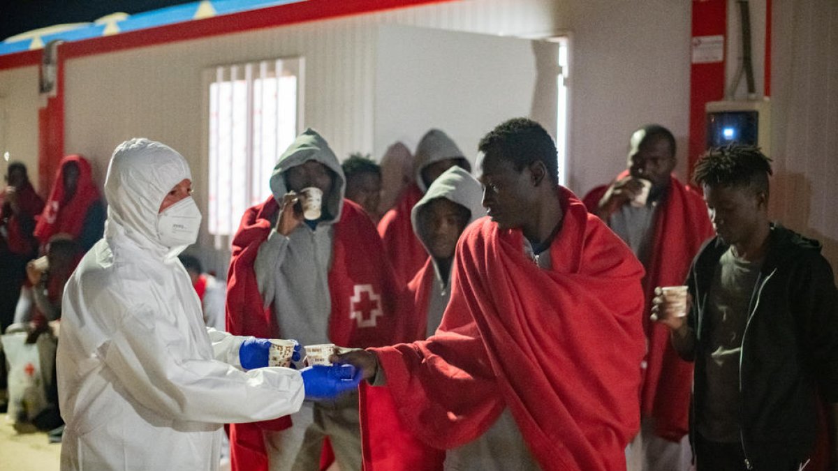 Rescaten 56 migrants a bord d'una pneumàtica a Fuerteventura