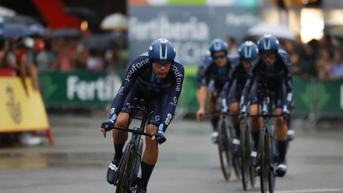 El equipo neerlandés DSM-Firmenich durante la primera etapa de la Vuelta, una crono en Barcelona.