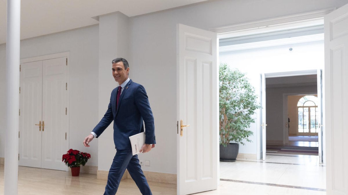 El presidente del Gobierno, Pedro Sánchez, llegando ayer a una rueda de prensa.