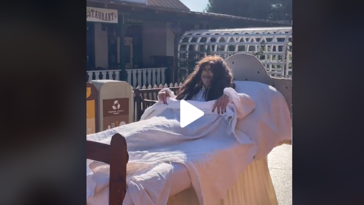 La nena de l'exorcista de PortAventura es fa viral per la seua particular manera d'interpretar el 'Despechá' de Rosalía