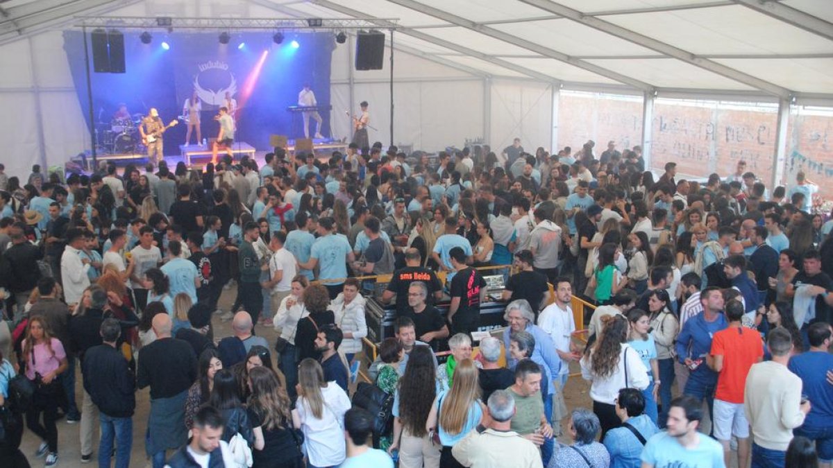 Mollerussa -  Una carpa instalada en la avenida del Canal acogió ayer la JoveFest organizada por el Jovent de Mollerussa. La música sonó a partir de las cinco de la tarde hasta la medianoche. Hubo servicio de bar y comida y también una “sex t ...